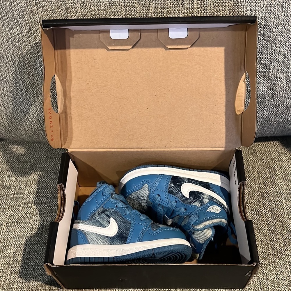 NEW in BOX Jordan 1 MID (TD) Dutch blue and white tennis shoes Nike - Picture 2 of 11